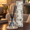 Stäbchendiffuser Meersalz & Moos – 140 ml in einer warm beleuchteten Wohnszene