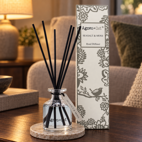 Stäbchendiffuser Meersalz & Moos – 140 ml in einer warm beleuchteten Wohnszene