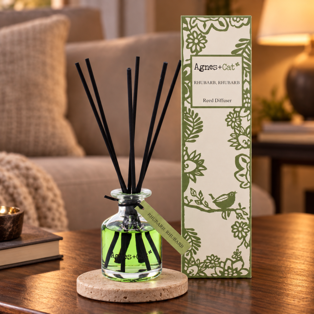 Stäbchendiffuser Rhabarber – 140 ml in einer warm beleuchteten Wohnszene