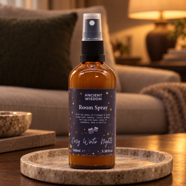 Raum- & Kissenspray Gemütliche Winternächte – 100 ml in einer warm beleuchteten Wohnszene