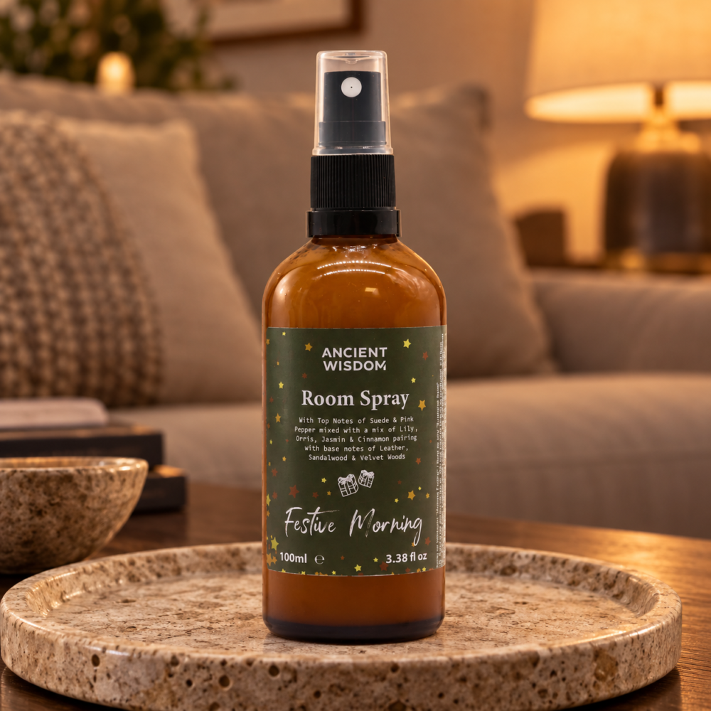 Raum- & Kissenspray Festlicher Morgen – 100 ml in einer warm beleuchteten Wohnszene