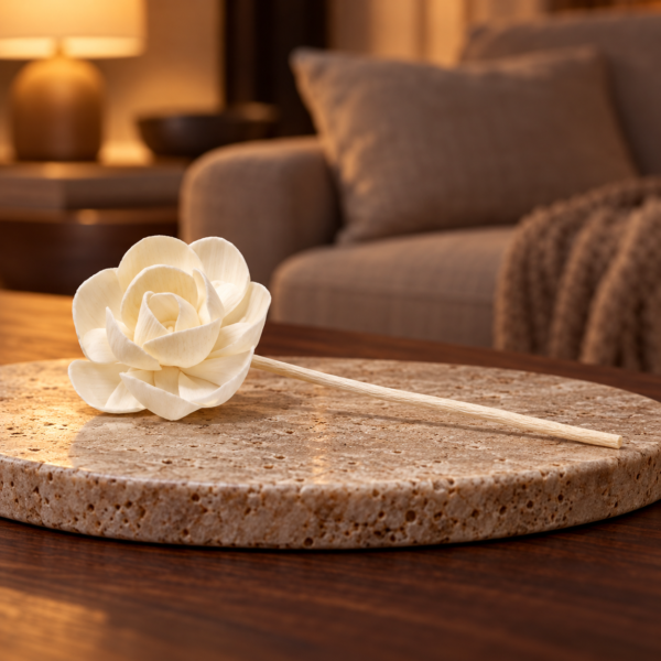 Diffuserblüten aus Sola-Holz – Kleiner Lotus an Schnur, 4er-Set in einer warm beleuchteten Wohnszene