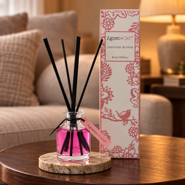 Stäbchendiffuser Japanische Blüte – 140 ml in einer warm beleuchteten Wohnszene