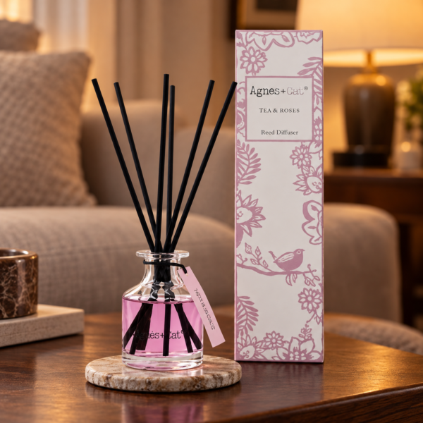 Stäbchendiffuser Tee & Rosen – 140 ml in einer warm beleuchteten Wohnszene