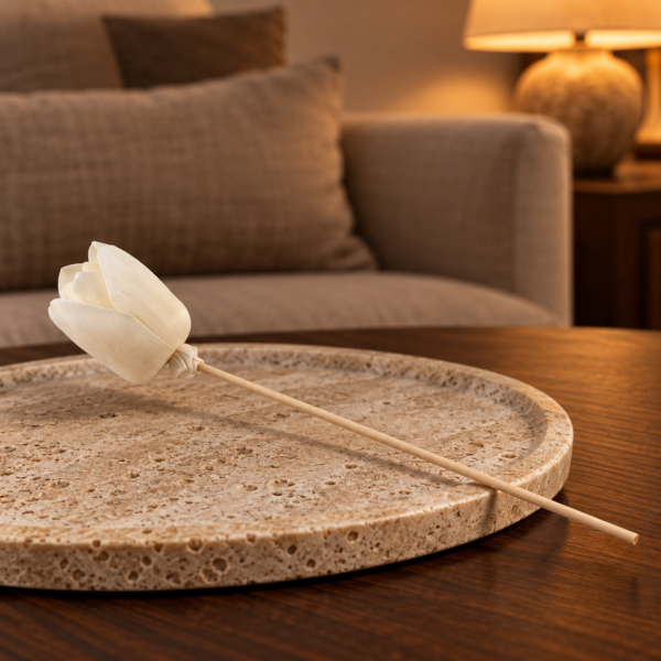 Diffuserblüten aus Sola-Holz – Tulpe am Stab, 4er-Set in einer warm beleuchteten Wohnszene