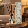 Stäbchendiffuser Weiße Feige – 140 ml in einer warm beleuchteten Wohnszene