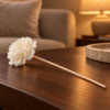 Diffuserblüten aus Sola-Holz – Nelke am Stab, 4er-Set in einer warm beleuchteten Wohnszene