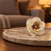 Diffuserblüten aus Sola-Holz – Kleiner Mohn an Schnur, 4er-Set in einer warm beleuchteten Wohnszene