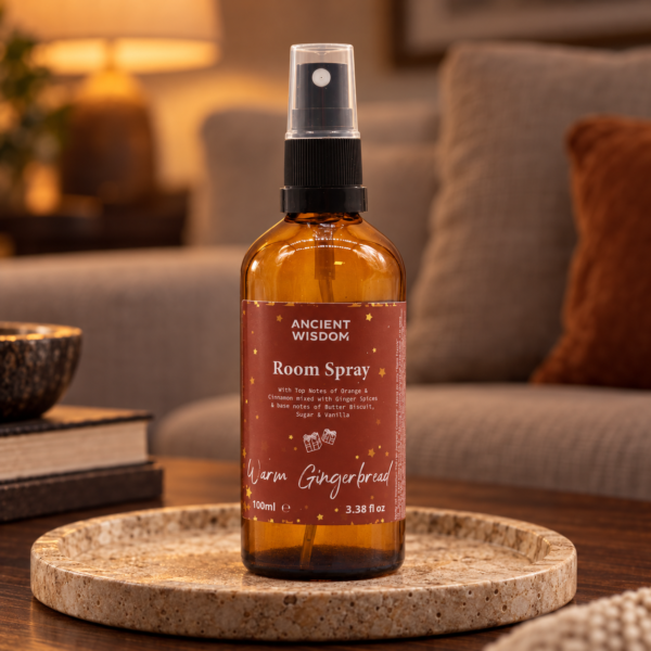 Raum- & Kissenspray Warmer Lebkuchen – 100 ml in einer warm beleuchteten Wohnszene