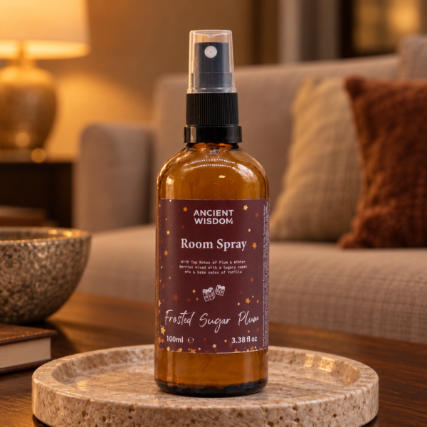 Raum- & Kissenspray Gezuckerte Winterpflaume – 100 ml in einer warm beleuchteten Wohnszene