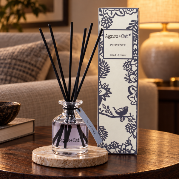 Stäbchendiffuser Provence – 140 ml in einer warm beleuchteten Wohnszene