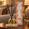 Stäbchendiffuser Clementine – 140 ml in einer warm beleuchteten Wohnszene