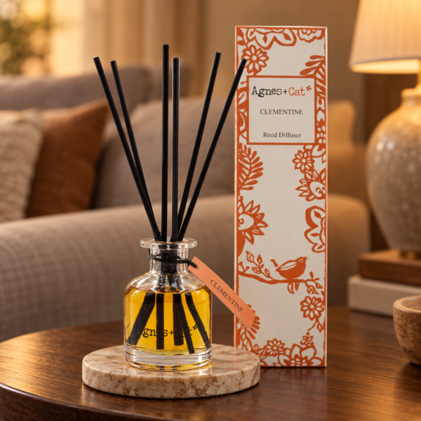 Stäbchendiffuser Clementine – 140 ml in einer warm beleuchteten Wohnszene