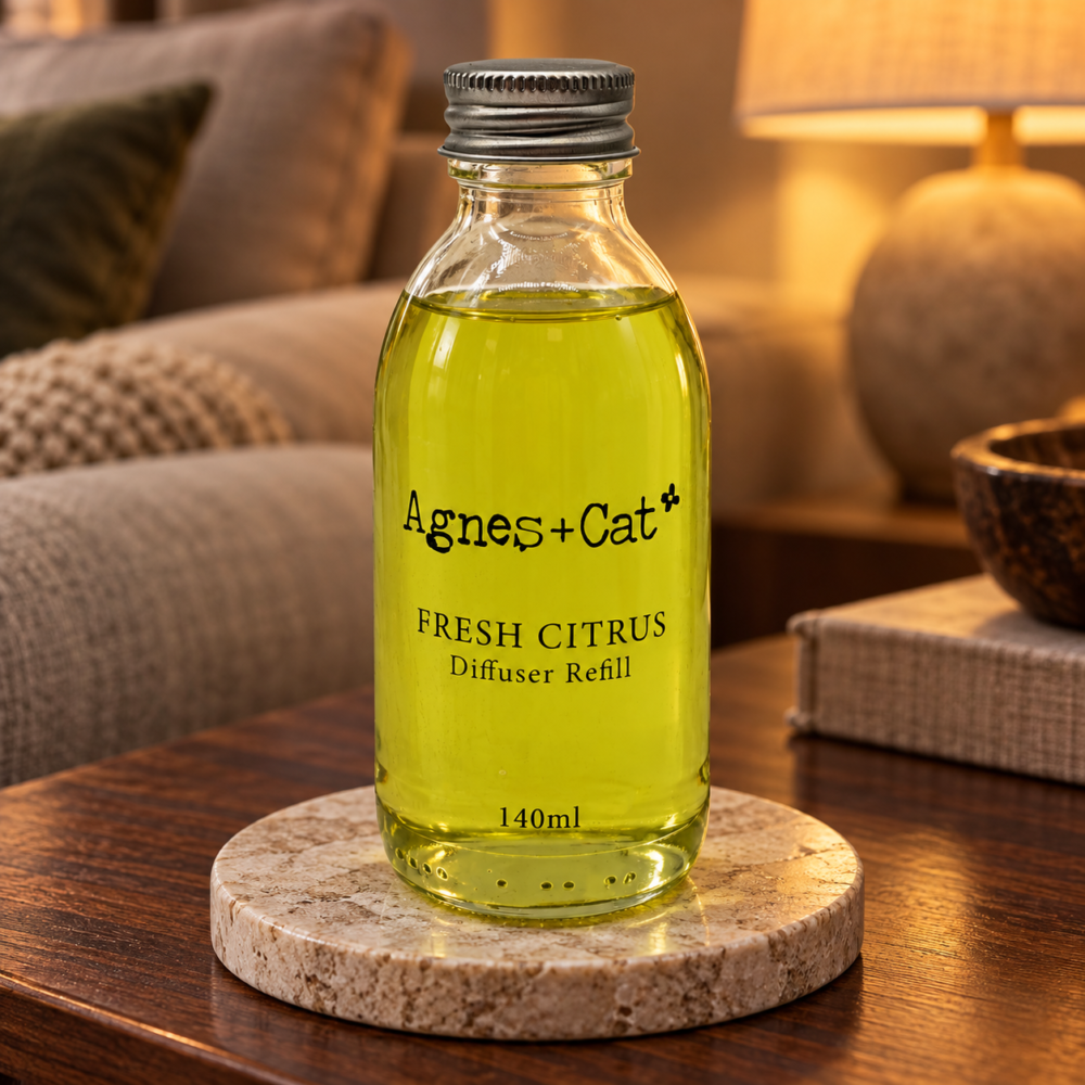 Agnes + Cat Raumduft-Nachfüllung Frische Zitrusnoten – 140 ml in einer warm beleuchteten Wohnszene