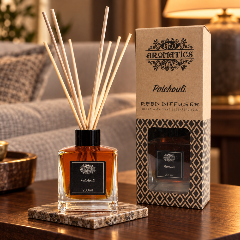 Stäbchendiffuser Patchouli – 200 ml in einer warm beleuchteten Wohnszene
