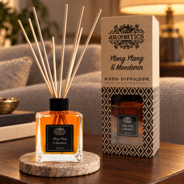 Stäbchendiffuser Ylang-Ylang & Mandarine – 200 ml in einer warm beleuchteten Wohnszene