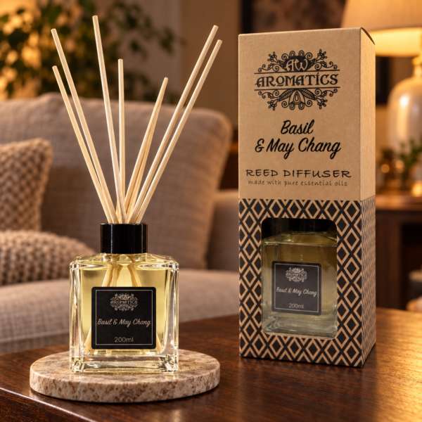 Stäbchendiffuser Basilikum & May Chang – 200 ml in einer warm beleuchteten Wohnszene