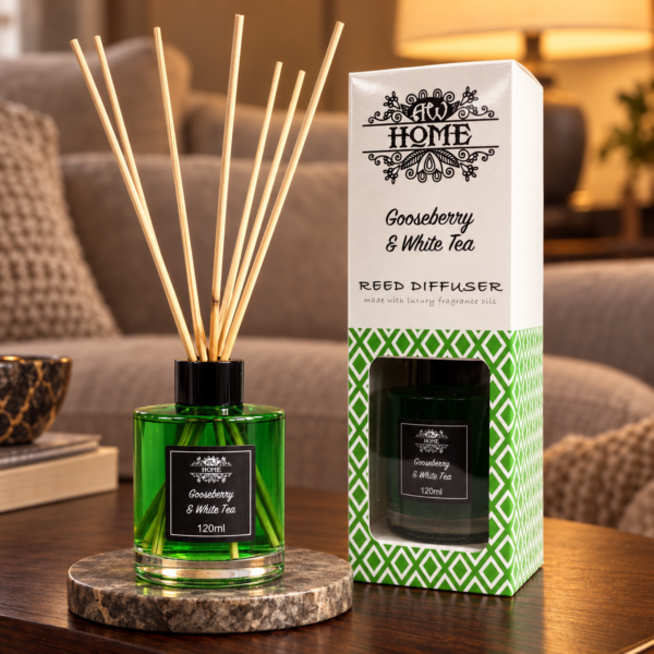 Stäbchendiffuser Stachelbeere & weißer Tee – 120 ml in einer warm beleuchteten Wohnszene