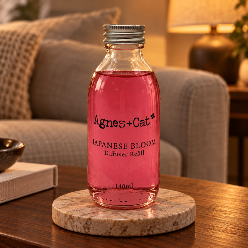Agnes + Cat Raumduft-Nachfüllung Japanische Blüte – 140 ml in einer warm beleuchteten Wohnszene