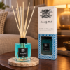 Stäbchendiffuser Himmlischer Moschus – 120 ml in einer warm beleuchteten Wohnszene