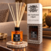 Stäbchendiffuser Gold, Weihrauch & Myrrhe – 120 ml in einer warm beleuchteten Wohnszene