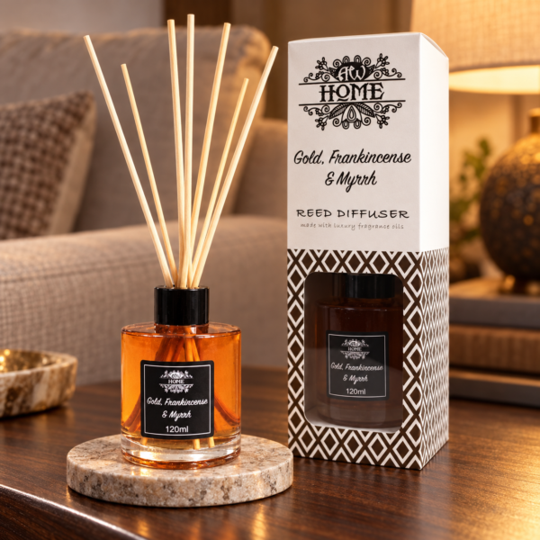 Stäbchendiffuser Gold, Weihrauch & Myrrhe – 120 ml in einer warm beleuchteten Wohnszene