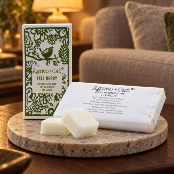 Wax Melts Fell Berry – 8er-Box in einer warm beleuchteten Wohnszene
