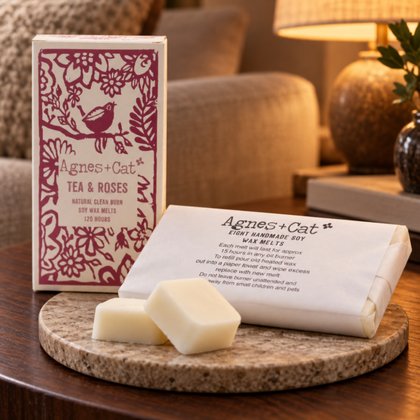 Wax Melts Tee & Rosen – 8er-Box in einer warm beleuchteten Wohnszene