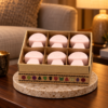 Wax Melts Dunkles Sandelholz – 6er-Geschenkset in einer warm beleuchteten Wohnszene