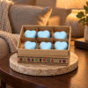 Wax Melts Kratzbeere – 6er-Geschenkset in einer warm beleuchteten Wohnszene