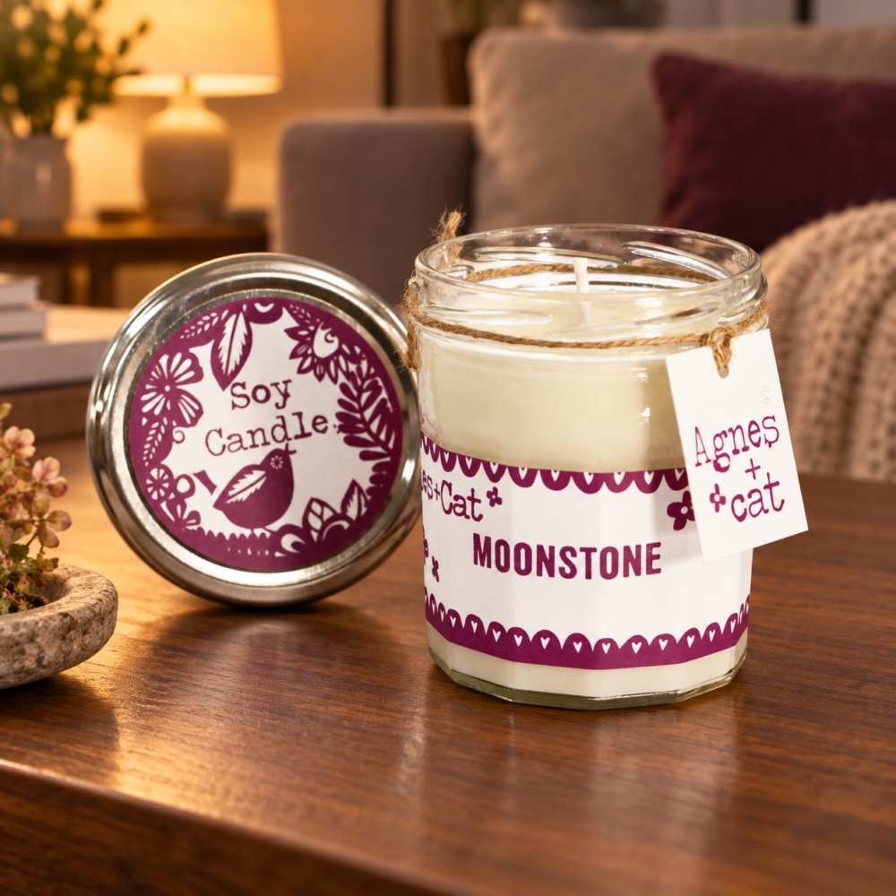 Sojawachskerze im Marmeladenglas – Moonstone in einer warm beleuchteten Wohnszene