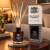 Stäbchendiffuser Weiße Erdbeere & Brombeere – 120 ml in einer warm beleuchteten Wohnszene
