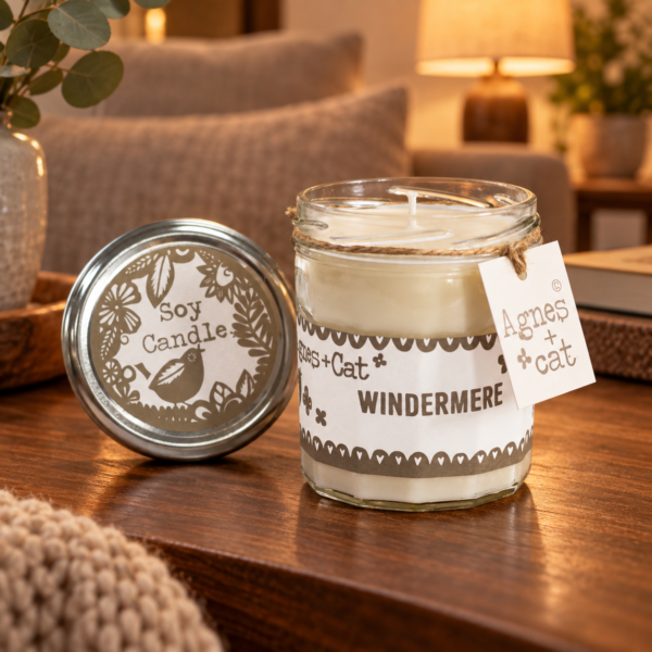 Sojawachskerze im Marmeladenglas – Windermere in einer warm beleuchteten Wohnszene