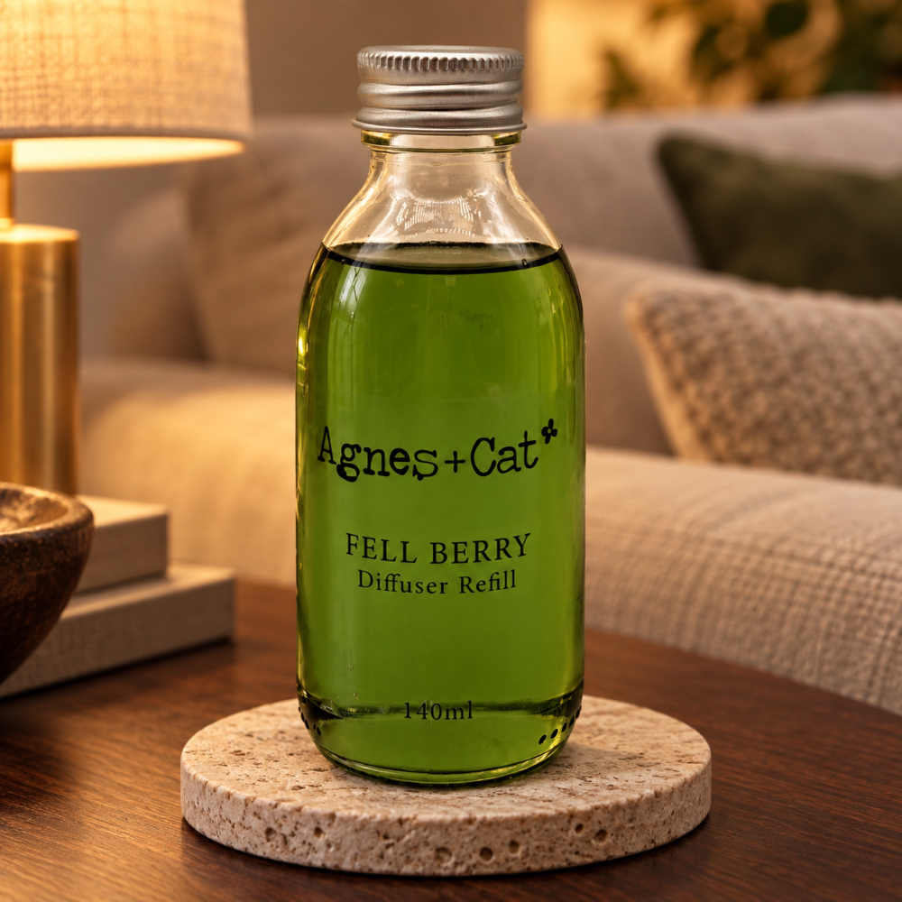 Agnes + Cat Raumduft-Nachfüllung Fell Berry – 140 ml in einer warm beleuchteten Wohnszene