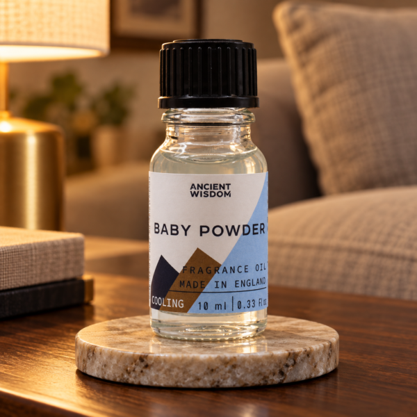 Duftöl Babypuder – 10 ml in einer warm beleuchteten Wohnszene
