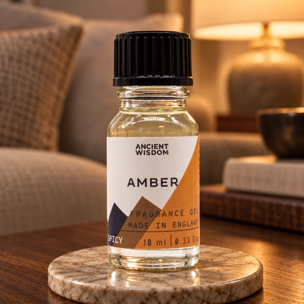 Duftöl Amber – 10 ml in einer warm beleuchteten Wohnszene