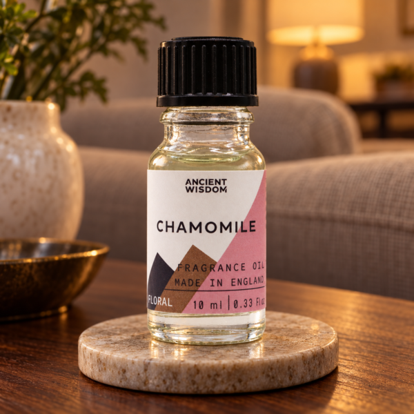 Duftöl Kamille – 10 ml in einer warm beleuchteten Wohnszene