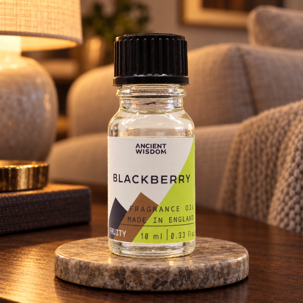 Duftöl Brombeere – 10 ml in einer warm beleuchteten Wohnszene