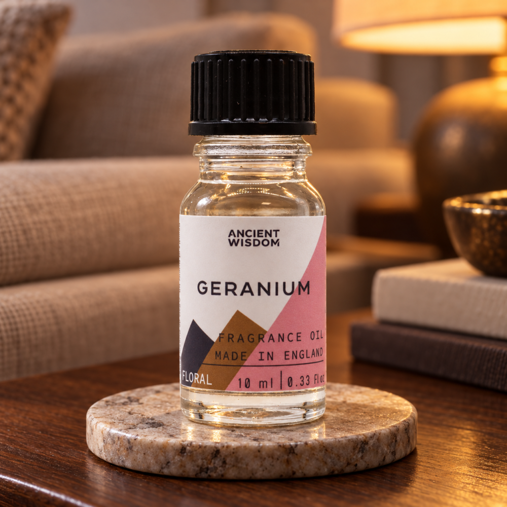 Duftöl Geranie – 10 ml in einer warm beleuchteten Wohnszene