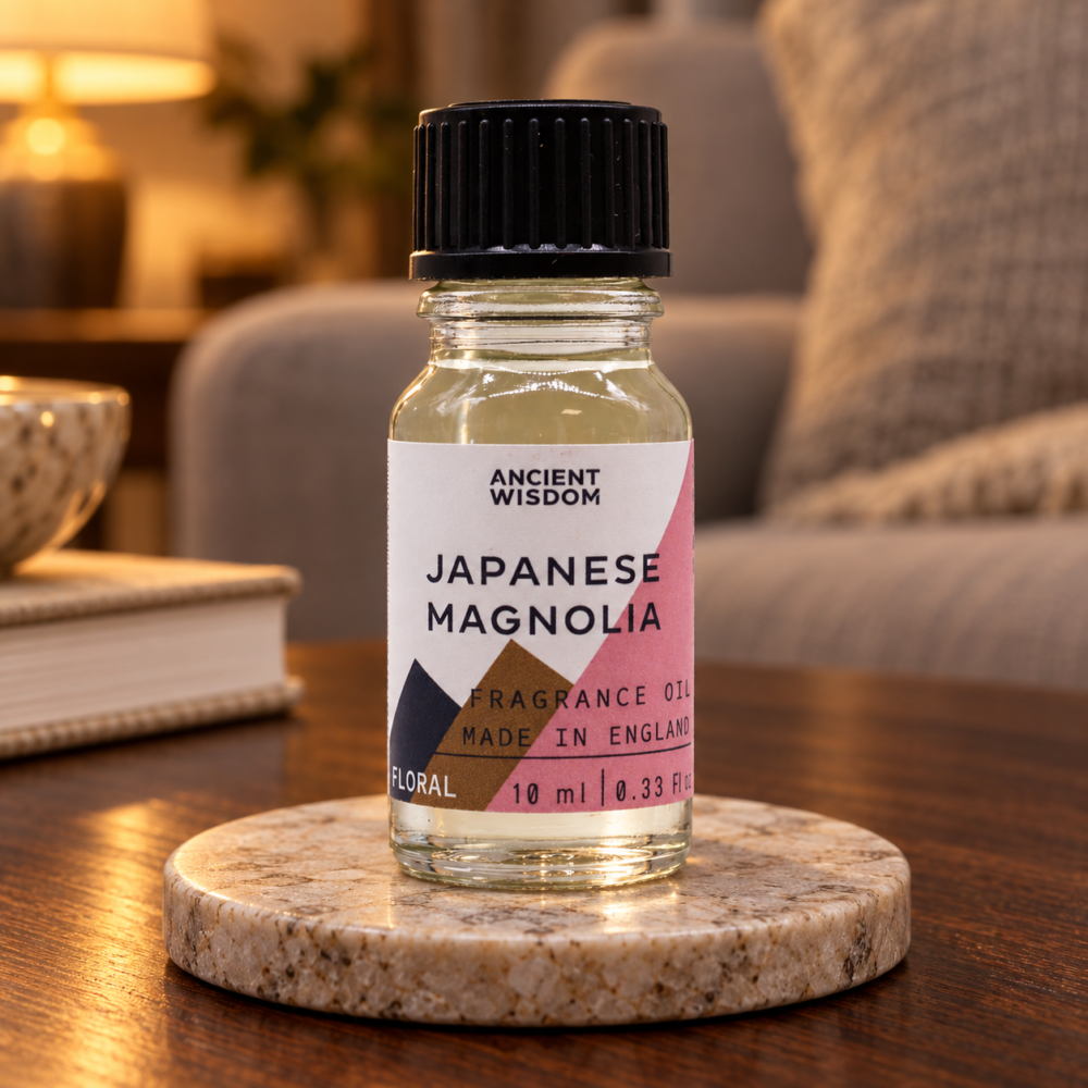 Duftöl Japanische Magnolie – 10 ml in einer warm beleuchteten Wohnszene