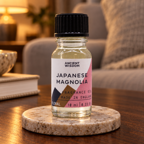 Duftöl Japanische Magnolie – 10 ml in einer warm beleuchteten Wohnszene