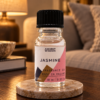 Duftöl Jasmin – 10 ml in einer warm beleuchteten Wohnszene