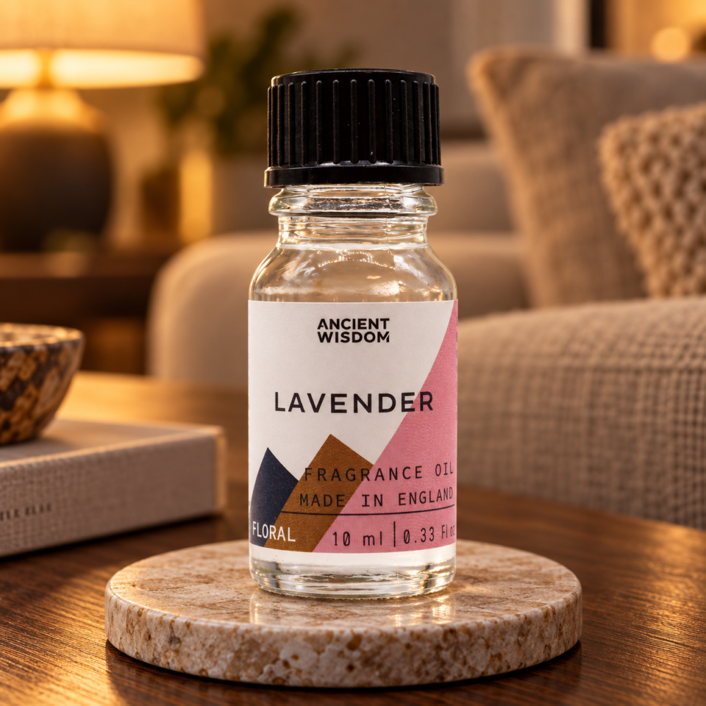 Duftöl Lavendel – 10 ml in einer warm beleuchteten Wohnszene