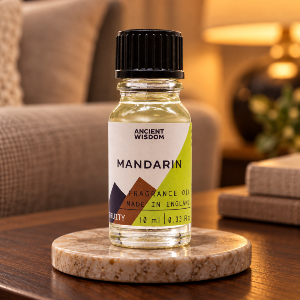 Duftöl Mandarine – 10 ml in einer warm beleuchteten Wohnszene