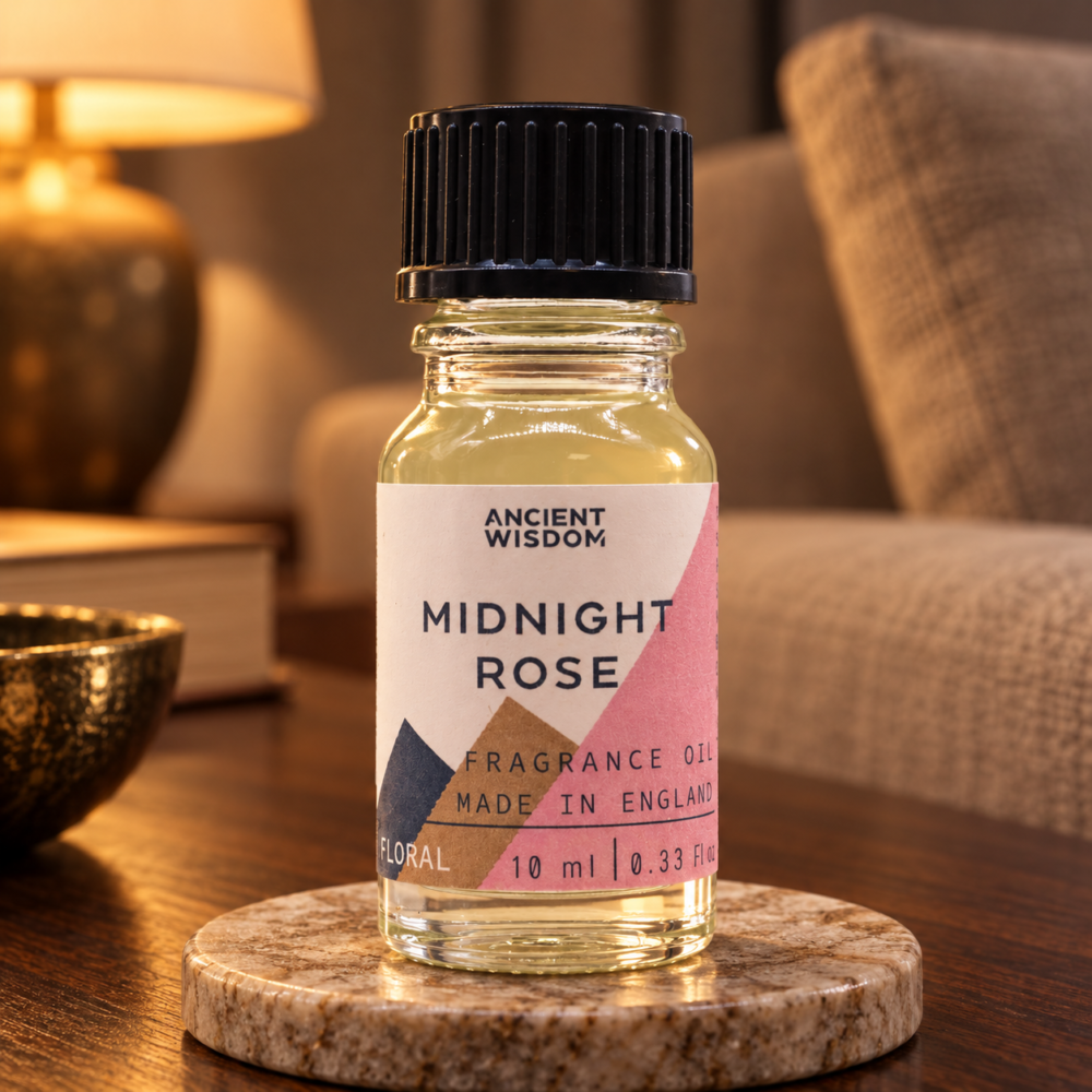 Duftöl Midnight Rose – 10 ml in einer warm beleuchteten Wohnszene