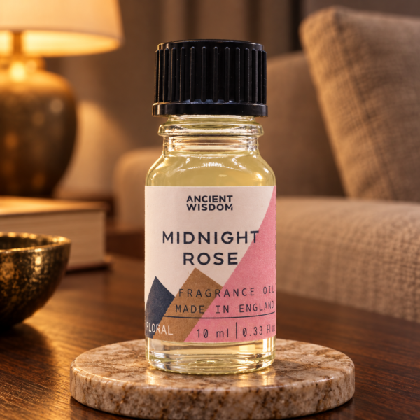 Duftöl Midnight Rose – 10 ml in einer warm beleuchteten Wohnszene