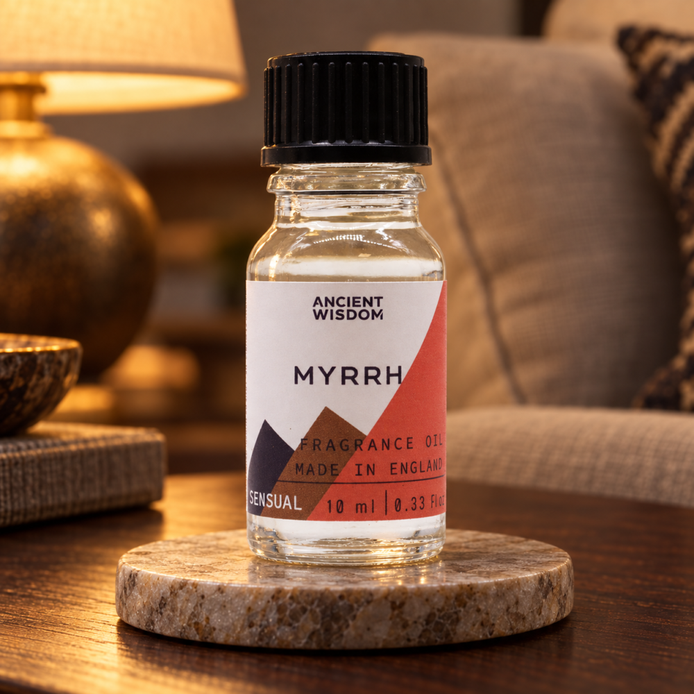Duftöl Myrrhe – 10 ml in einer warm beleuchteten Wohnszene