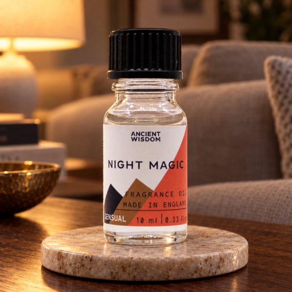 Duftöl Night Magic – 10 ml in einer warm beleuchteten Wohnszene
