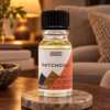 Duftöl Patchouli – 10 ml in einer warm beleuchteten Wohnszene
