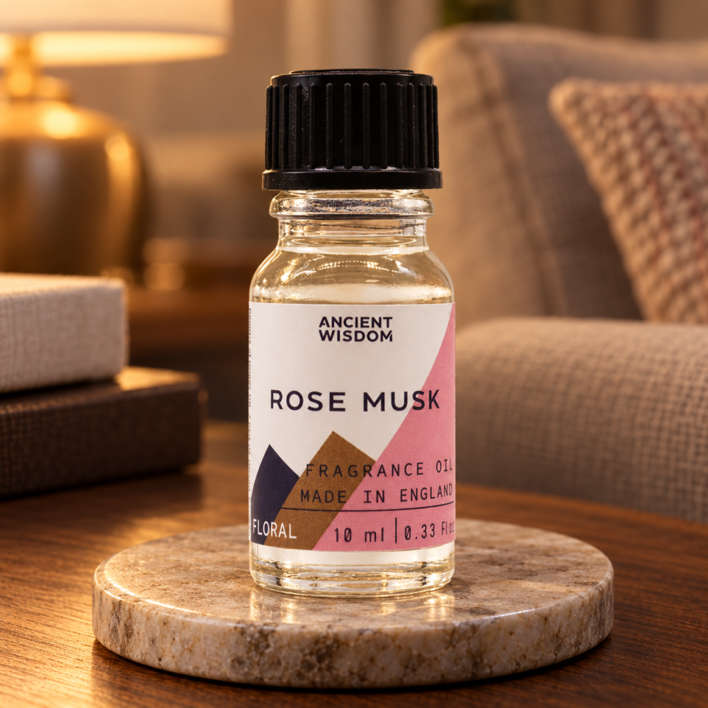 Duftöl Rose & Moschus – 10 ml in einer warm beleuchteten Wohnszene